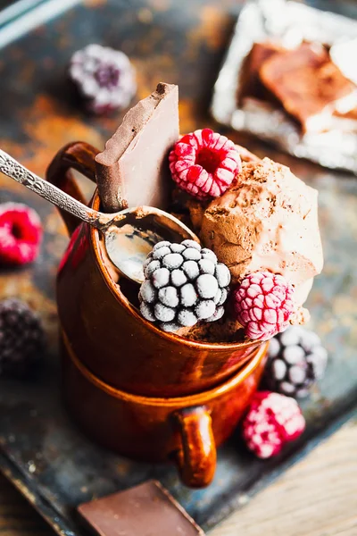 Choklad glass med mörk choklad och bär i en kaffe — Stockfoto