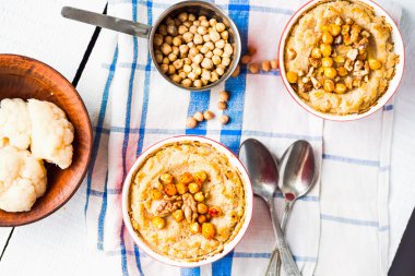 Mantar, nohut ve fındık, vegan sebze güveç için