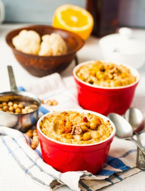 Mantar, nohut ve somun ile sebze Vejetaryen Güveç