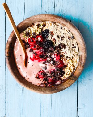 Muz smoothie kase çilek, çikolata, sağlıklı kahvaltı ile