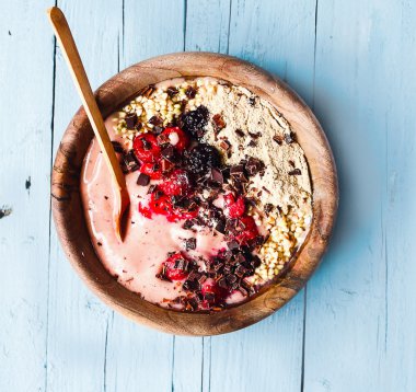 Muz smoothie kase çilek, çikolata, sağlıklı kahvaltı ile