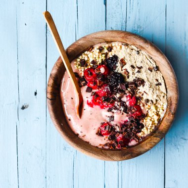 Muz smoothie kase çilek, çikolata, sağlıklı kahvaltı ile