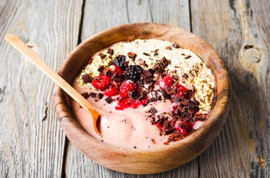 Muz smoothie kase çilek, çikolata, sağlıklı kahvaltı ile