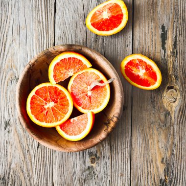 Sicilya kırmızı portakal dilimleri bir ahşap plaka, sağlıklı snack