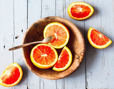 Sicilya kırmızı portakal dilimleri bir ahşap plaka, sağlıklı snack