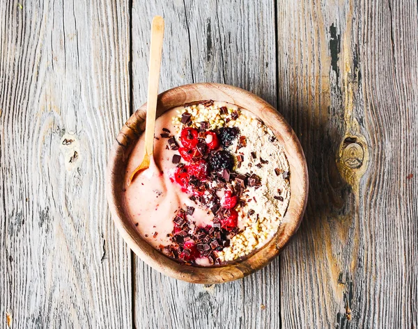 Tigela de batido de banana com bagas, chocolate, café da manhã saudável — Fotografia de Stock