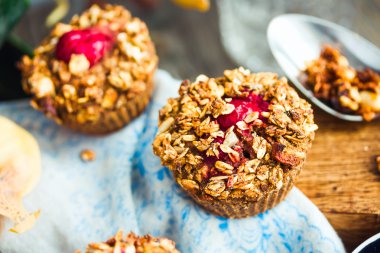vegan yulaf kek kiraz ve granola, sağlıklı tatlı ile