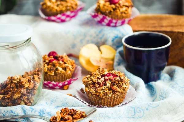 Vegan yulaf kek kiraz ve granola, sağlıklı tatlı ile — Stok fotoğraf