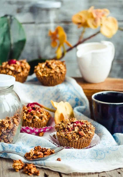 Magdalenas de avena vegana con cerezas y granola, postre saludable —  Fotos de Stock