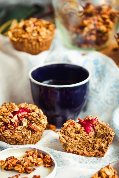 Muffin oat vegan dengan ceri dan granola, makanan penutup yang sehat — Stok Foto