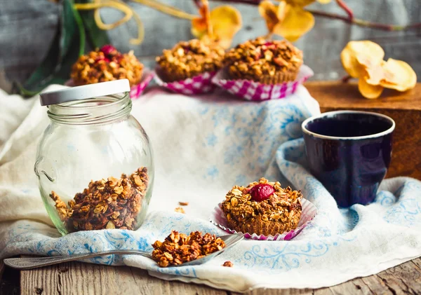 Magdalenas de avena vegana con cerezas y granola, postre saludable —  Fotos de Stock