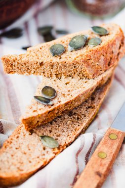 Ev yapımı Çavdar ekmek mayasız keten tohumu ve kabak, dilimleri ile