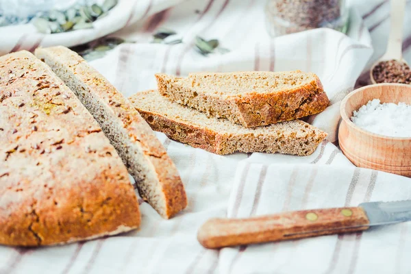 Pan de centeno casero sin levadura con semillas de lino y rodajas de calabaza —  Fotos de Stock