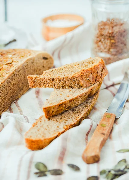 Pain de seigle maison sans levain aux graines, tranches, focu sélectif — Photo