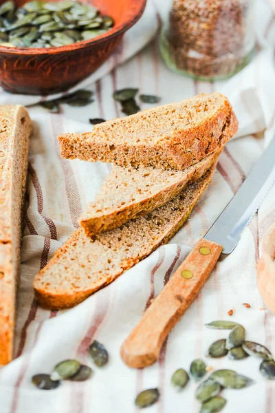 Pão de centeio caseiro ázimo com sementes, foco seletivo, fechar — Fotografia de Stock