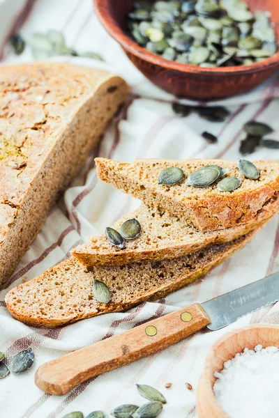 Pan de centeno sin levadura con semillas de lino y calabaza, rústico — Foto de Stock