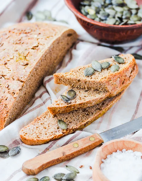 Pão de centeio ázimo com sementes de linho e abóbora, rústico — Fotografia de Stock