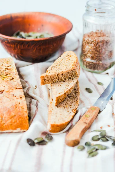 Φρέσκο ψωμί σίκαλης με σπόρους λιναριού και κολοκύθα, μαγιάς δωρεάν — Φωτογραφία Αρχείου