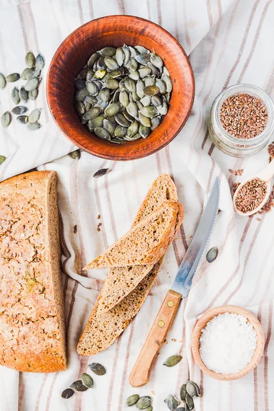 Ржаной хлеб с семенами льна и тыквы, без дрожжей, вид сверху — стоковое фото