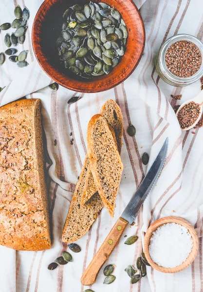 Pão de centeio fresco com sementes de linho e abóbora, levedura livre — Fotografia de Stock