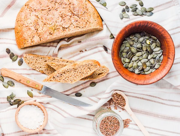 Pain de seigle avec graines de lin et de citrouille, sans levure, vue de dessus — Photo