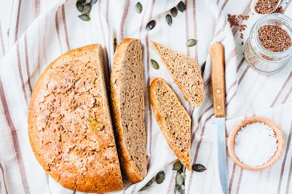 Pan de centeno sin levadura con semillas de lino y rodajas de calabaza, orgánico —  Fotos de Stock