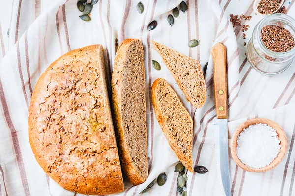 Hefefreies Roggenbrot mit Leinsamen und Kürbisscheiben, bio — Stockfoto