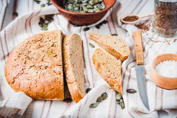 Hefefreies Roggenbrot mit Leinsamen und Kürbisscheiben, bio — Stockfoto