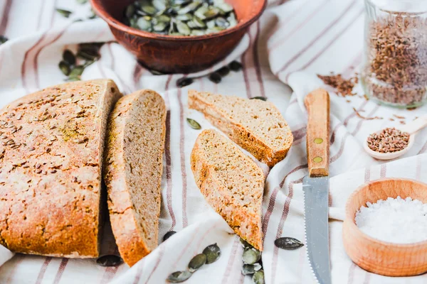 Hefefreies Roggenbrot mit Leinsamen und Kürbisscheiben, bio — Stockfoto