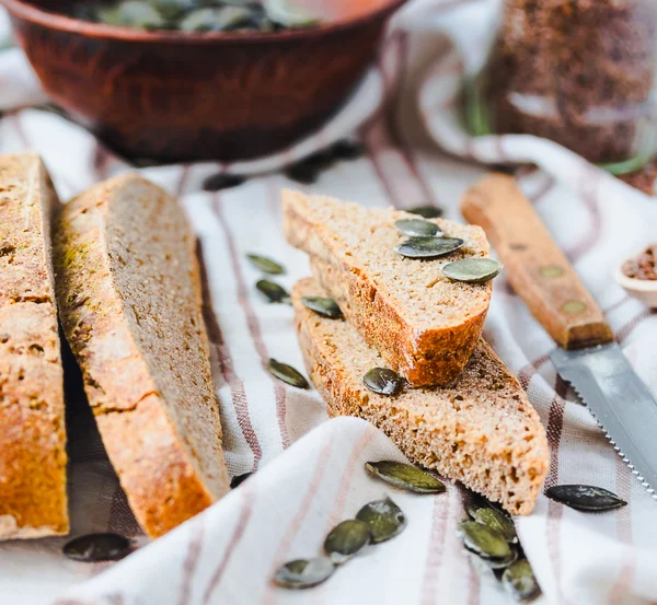 Hefefreies Roggenbrot mit Leinsamen und Kürbisscheiben, bio — Stockfoto