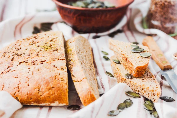 Дріжджовий вільний житній хліб зі скибочками льону та гарбуза, органічний — стокове фото