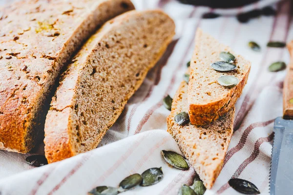 Hefefreies Roggenbrot mit Leinsamen und Kürbisscheiben, bio — Stockfoto