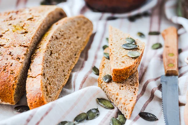 Pane di segale senza lievito con semi di lino e fette di zucca, biologico — Foto Stock