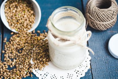 kenevir tohumu bir cam kavanoza vegan taze süt temiz yemek