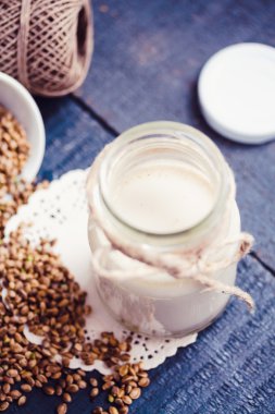 kenevir tohumu bir cam kavanoza vegan taze süt temiz yemek