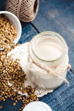 kenevir tohumu bir cam kavanoza vegan taze süt temiz yemek