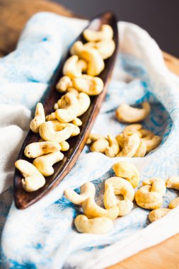 açık renkli ahşap bir tabak içinde ham kaju fıstığı