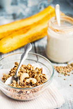 Granola kaju fıstığı ve muz, vegan süt ile