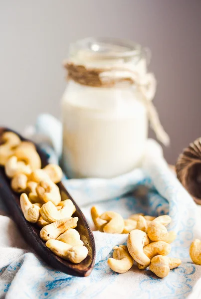 Latte di noci fatto in casa da anacardi, cibo biologico — Foto Stock