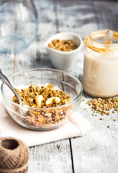 Granola con anacardi e banana, latte vegano, colazione — Foto Stock