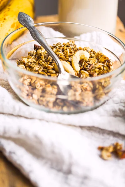 Granola de plátano casero con anacardos y frutas secas — Foto de Stock