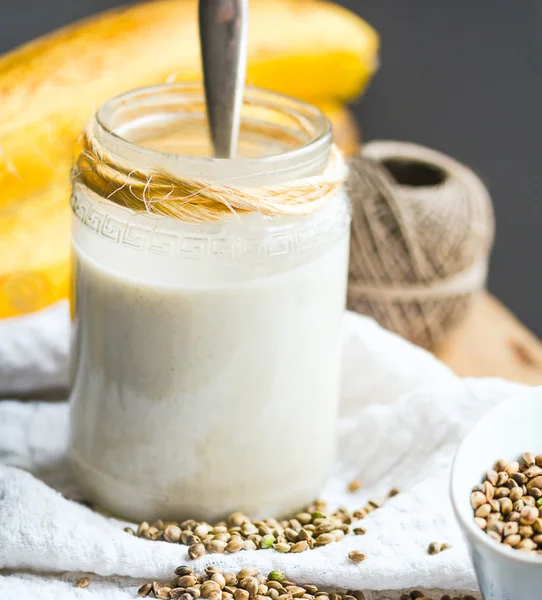 Домашнє веганське молоко з насіння конопель у скляній банці — стокове фото