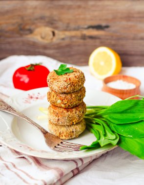 kırmızı biber ve yulaf lapası, yeşillik, domates, vegan mercimek pirzola 