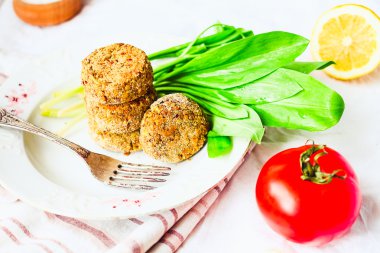 kırmızı biber ve yulaf lapası, yeşillik, domates, vegan mercimek pirzola