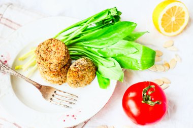 kırmızı biber ve yulaf lapası, yeşillik, domates, vegan mercimek pirzola