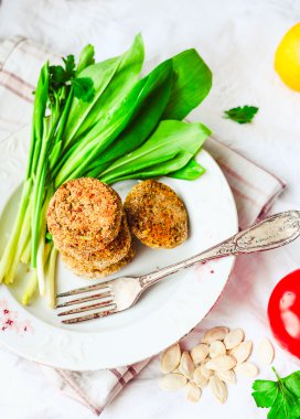 göğsü ile soğan ve kırmızı biber, domates, gre yeşil mercimek