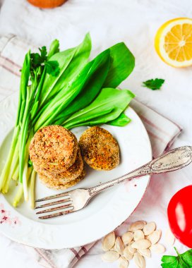 göğsü ile soğan ve kırmızı biber, domates, gre yeşil mercimek