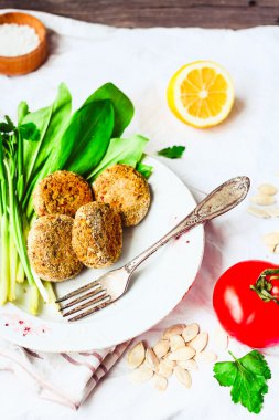 göğsü ile soğan ve kırmızı biber, domates, gre yeşil mercimek