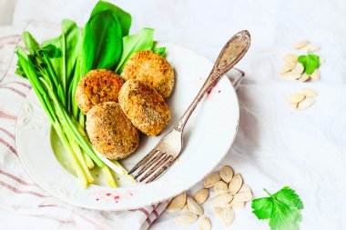 kırmızı biber ve yulaf lapası, yeşillik, domates, vegan mercimek pirzola 