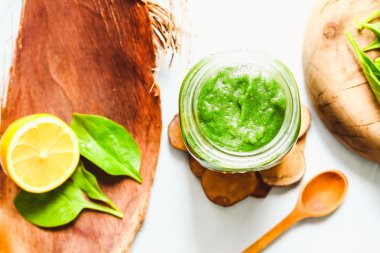 ıspanak, kivi ve narenciye ile yeşil detoks smoothie, üst görünümü